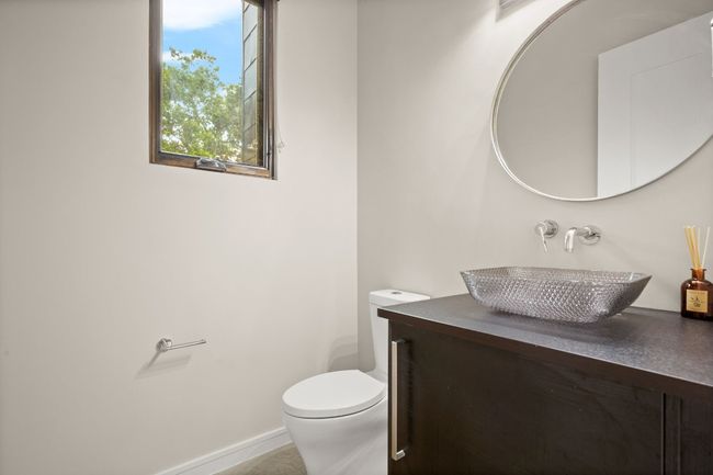 Upstairs Bathroom | Image 27