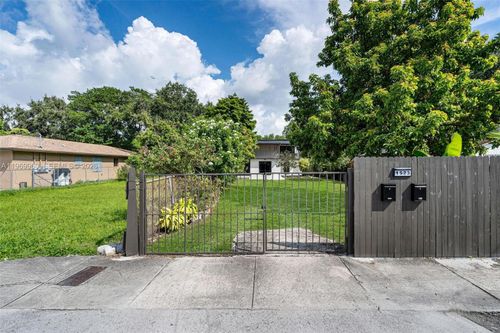 1523 Nw 38th St, Miami, FL, 33142-4831 | Card Image