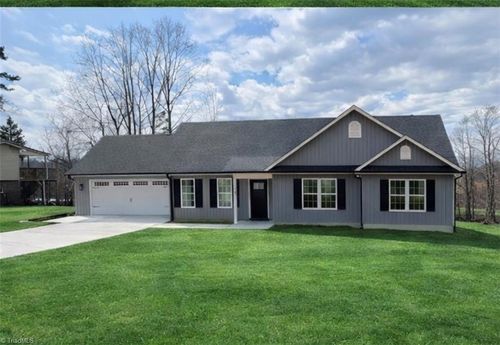 901 Kingsway Dr, King, NC, 27021-9437 | Card Image
