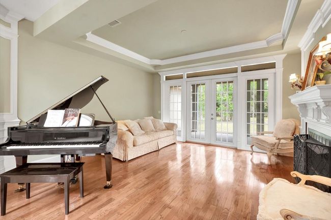 Living Room w/gas fireplace | Image 11