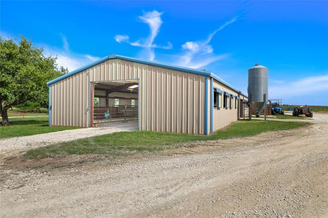 View of pole building with driveway | Image 22