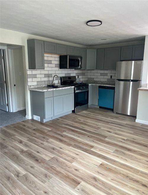 912 7th St, New Kensington, PA, 15068-6047 | Card Image