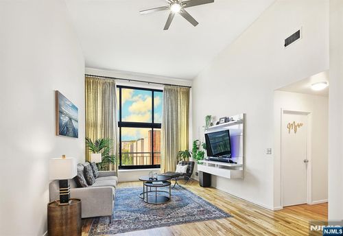 518 Gregory Ave, Weehawken, NJ, 07086-5706 | Card Image