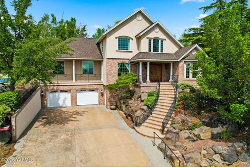 1310 N Countryview Ct, Sunnyside, WA, 98944-8701 | Card Image