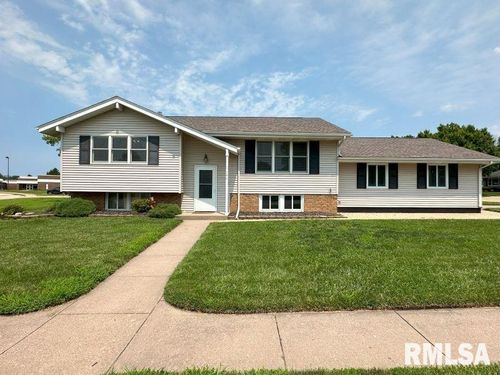 1104 15th St, De Witt, IA, 52742-1018 | Card Image