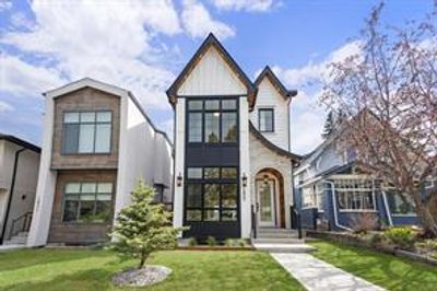 1833 30 Ave Sw, House detached with 4 bedrooms, 3 bathrooms and 2 parking in Calgary AB | Image 2