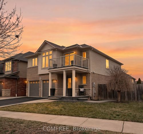 61 Evergreens Dr, Grimsby, ON, L3M0A9 | Card Image