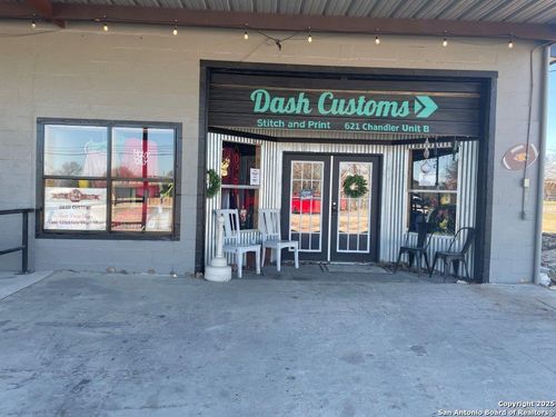 621 Chandler St, Blanco, TX, 78606-5377 | Card Image