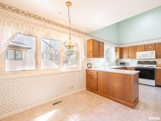 7619 N Melissa Ln, Condo with 3 bedrooms, 3 bathrooms and null parking in Peoria IL | Image 13