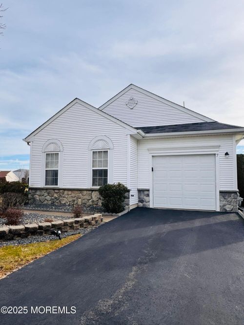 7 Chaminox Ct, Manchester, NJ, 08759-6185 | Card Image