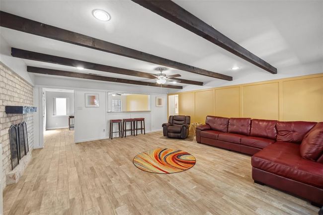 ELEGANT GIANT FAMILY ROOM FOR INVITING FRIENDS OVER FOR AN ELEGANT EVENING OR WATCHING A BALL GAME. GAS LOG FIREPLACE | Image 18