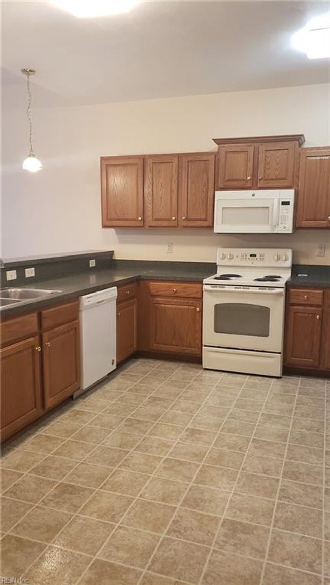 1013 Point Way, House attached with 3 bedrooms, 2 bathrooms and null parking in Carrollton VA | Image 8