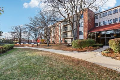 302 - 3050 Pheasant Creek Drive, Condo with 3 bedrooms, 2 bathrooms and 1 parking in Northbrook IL | Image 1