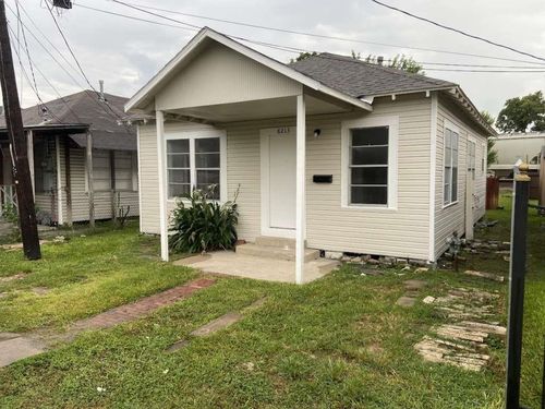 8213 E Erath St, Houston, TX, 77012-2109 | Card Image