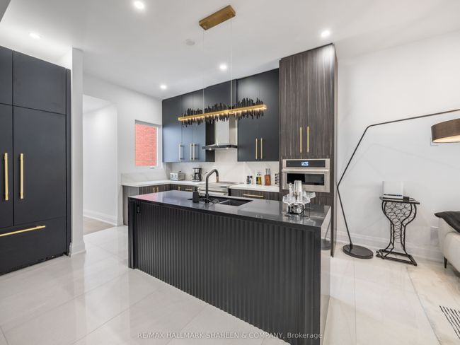 B - 357 Euclid Ave, Home with 2 bedrooms, 1 bathrooms and null parking in Toronto ON | Image 14