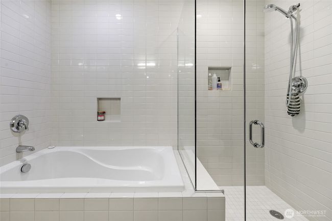 Separate tub/shower | Image 26