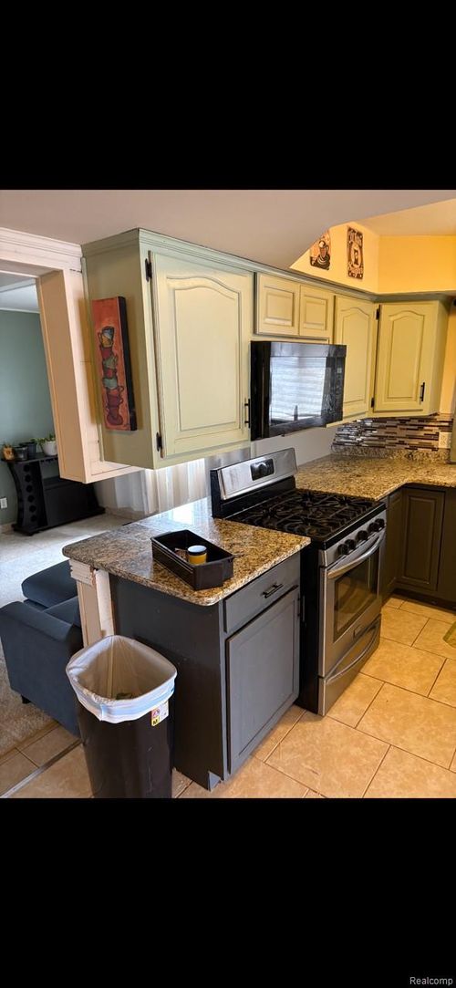 12423 Deming Dr, Sterling Heights, MI, 48312-3136 | Card Image