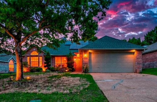 8423 Creekbluff Dr, Dallas, TX, 75249-3609 | Card Image