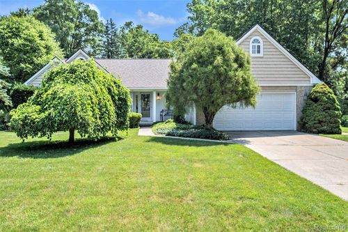 2032 Crestline Dr, Burton, MI, 48509-1340 | Card Image