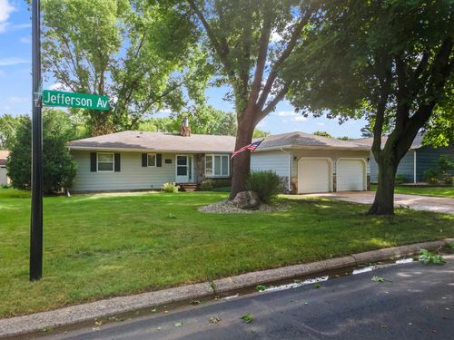 1109 Jefferson Ave, Marshall, MN, 56258-1946 | Card Image