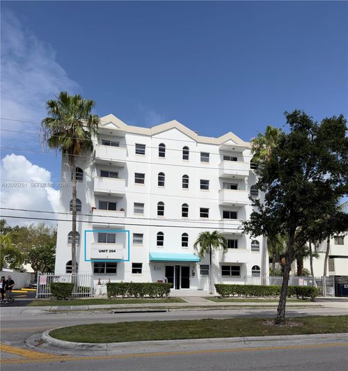 204-3052 Sw 27th Ave, Miami, FL, 33133-5372 | Card Image