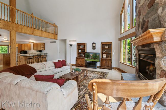 Vaulted Ceiling in Great Room | Image 6