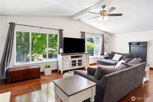 Nice large windows (vinyl double windows throughout the house) | Image 5