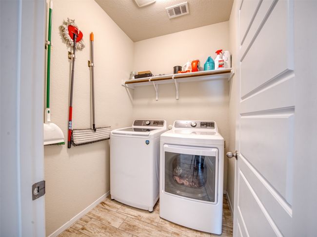 Clothes washing area with a textured ceiling and independent washer and dryer | Image 14