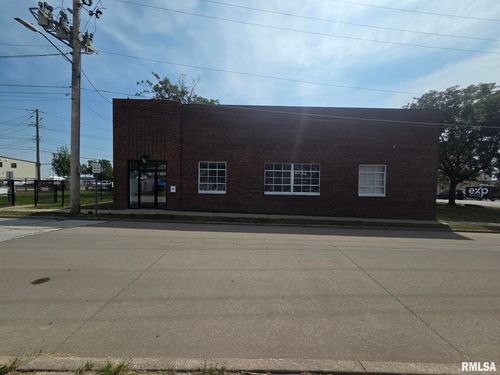 819 Isabel Bloom Way, Davenport, IA, 52803-1236 | Card Image
