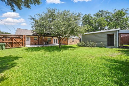 952 Charleston Dr, Bedford, TX, 76022-7604 | Card Image