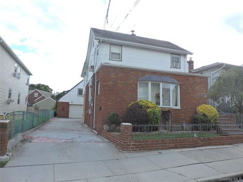 18 Leach St, Lynbrook, NY, 11563-2417 | Card Image