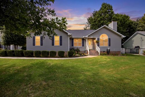 717 Ashbrook Dr, Hixson, TN, 37343-1284 | Card Image