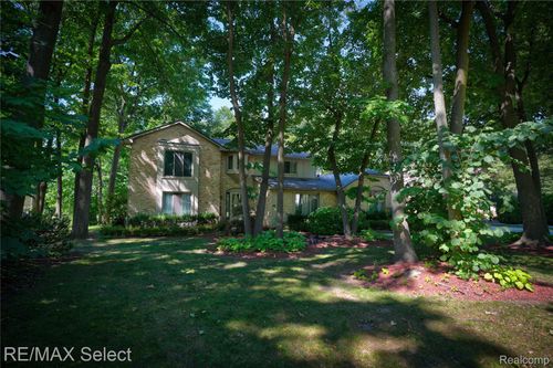 1320 Kings Carriage Rd, Grand Blanc, MI, 48439-8785 | Card Image