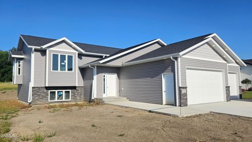 5322 Titanium Dr, Bismarck, ND, 58503-6976 | Card Image