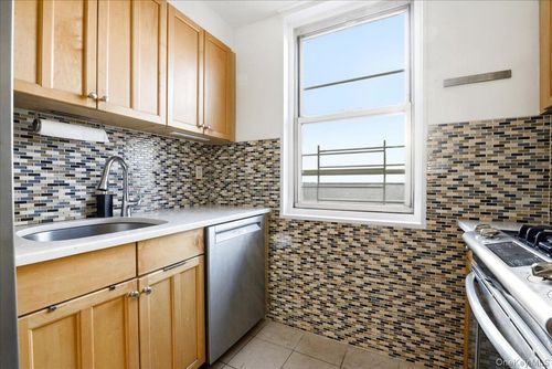 apt-16g-118 Union Tpke, Forest Hills, NY, 11375-6105 | Card Image