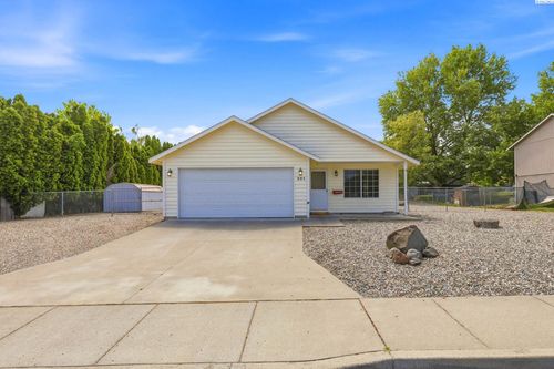 201 W 34th Ave, Kennewick, WA, 99337-8225 | Card Image
