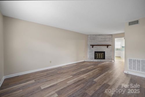 1330 5th St Ne, Hickory, NC, 28601-2044 | Card Image