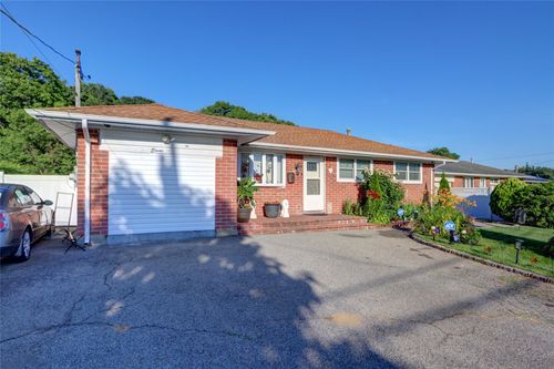 11 Orient Ave, Brentwood, NY, 11717-2121 | Card Image