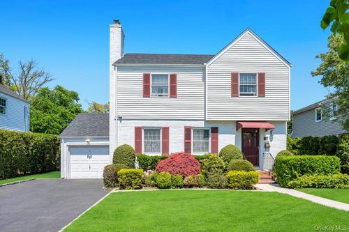 107 Pine St, Garden City, NY, 11530-6618 | Card Image
