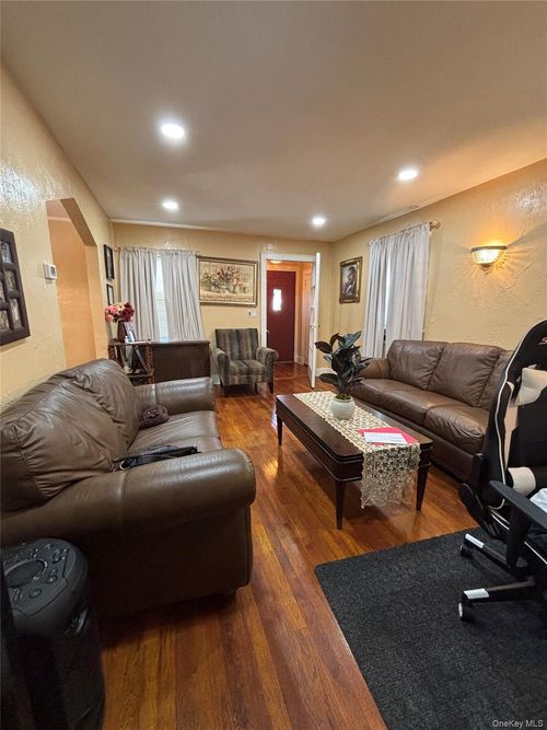 18608 Brinkerhoff Ave, Saint Albans, NY, 11412-1903 | Card Image
