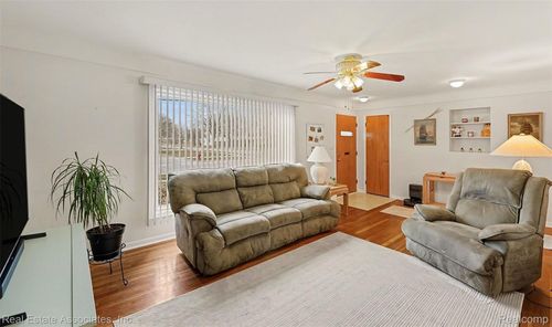 9219 Melrose St, Livonia, MI, 48150-3842 | Card Image