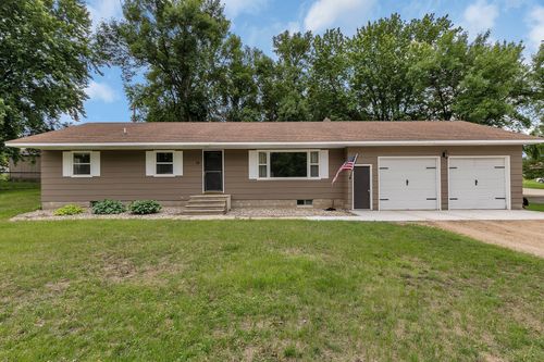 18 4th Ave Se, New London, MN, 56273-9558 | Card Image