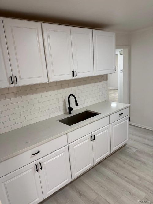 19934 Manor St, Detroit, MI, 48221-1040 | Card Image