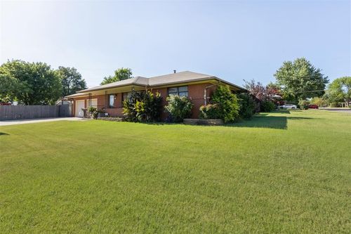 101 E Kerr Dr, Midwest City, OK, 73110-4527 | Card Image