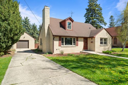 11 S Church St, Elkhorn, WI, 53121-1707 | Card Image