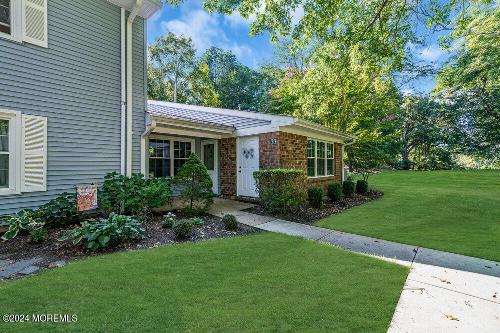 Firethorn Cir, Red Bank, NJ 07701