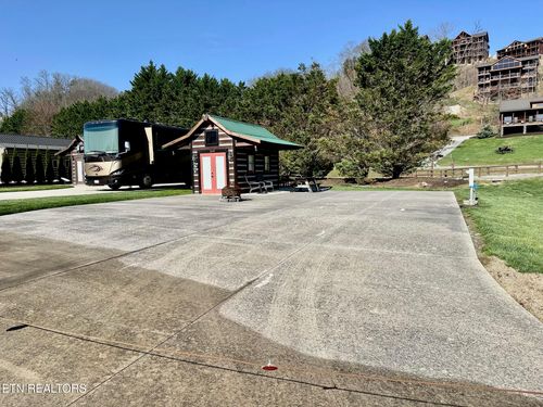 1919 Lizi Loop Way, Sevierville, TN, 37862-5460 | Card Image