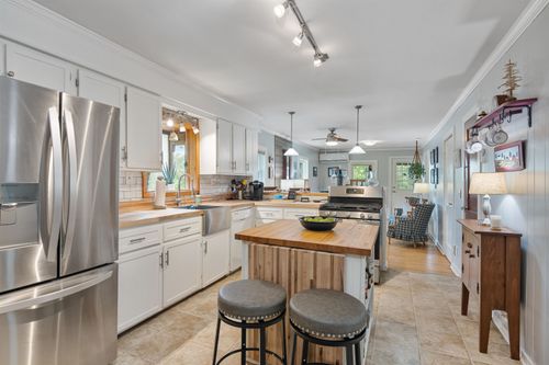 11 Russell St, Winooski, VT, 05404-1828 | Card Image