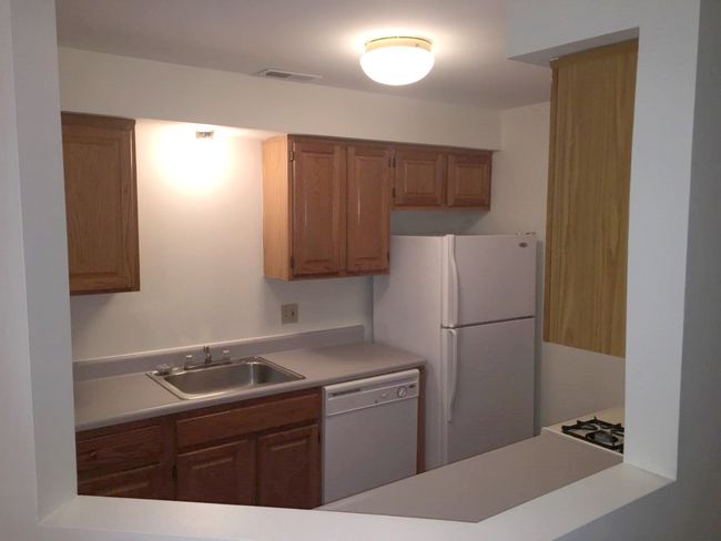 APT-302 - 7 Railroad Ave, Condo with 2 bedrooms, 1 bathrooms and null parking in Derry NH | Image 17