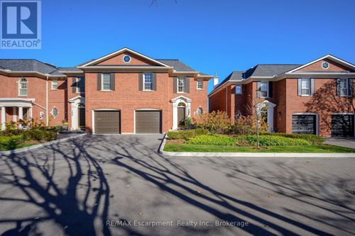 106 Fairwood Pl W, Burlington, ON, L7T4B6 | Card Image